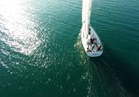 bateau à voile naviguer au soleil yacht bateau à voile